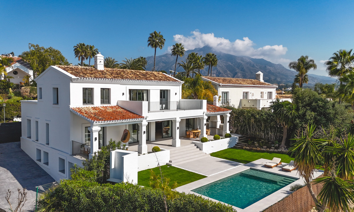 5 bedrooms Villa in Marbella, Spain No. 101361