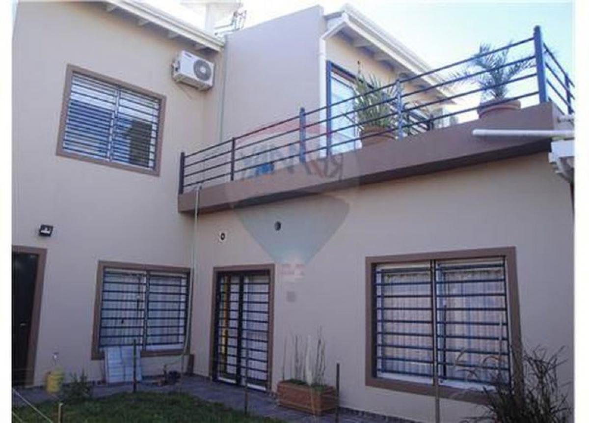 3 bedrooms House in Lanus, Argentina No. 5193