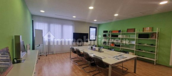 Склад 610м² в Ареццо, Италия № 325325 8