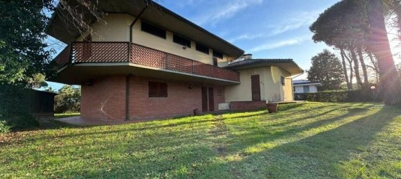 5 bedrooms Villa in Massa, Italy No. 66546 3