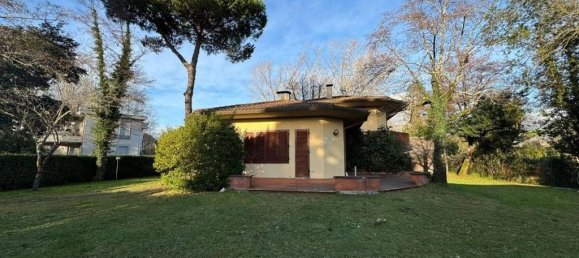 5 bedrooms Villa in Massa, Italy No. 66546 4
