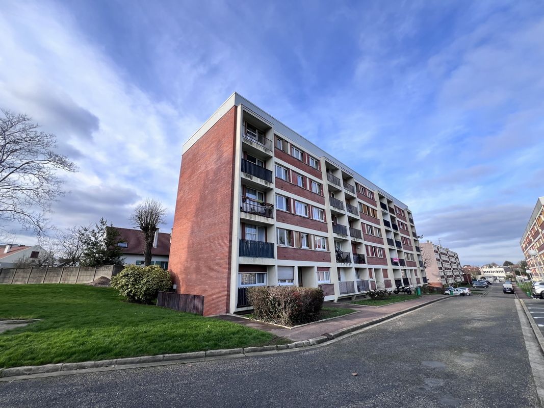 Apartamento de 2 dormitorios en Domont, France No. 186952