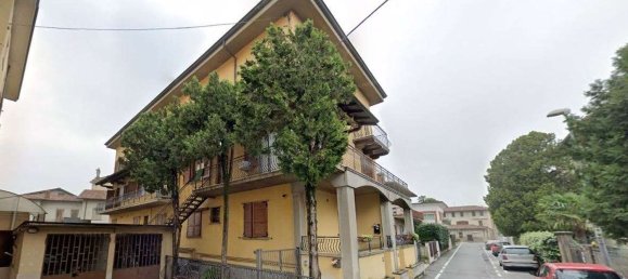 Квартира с 5 комнатами в Левате, Италия № 182831 2