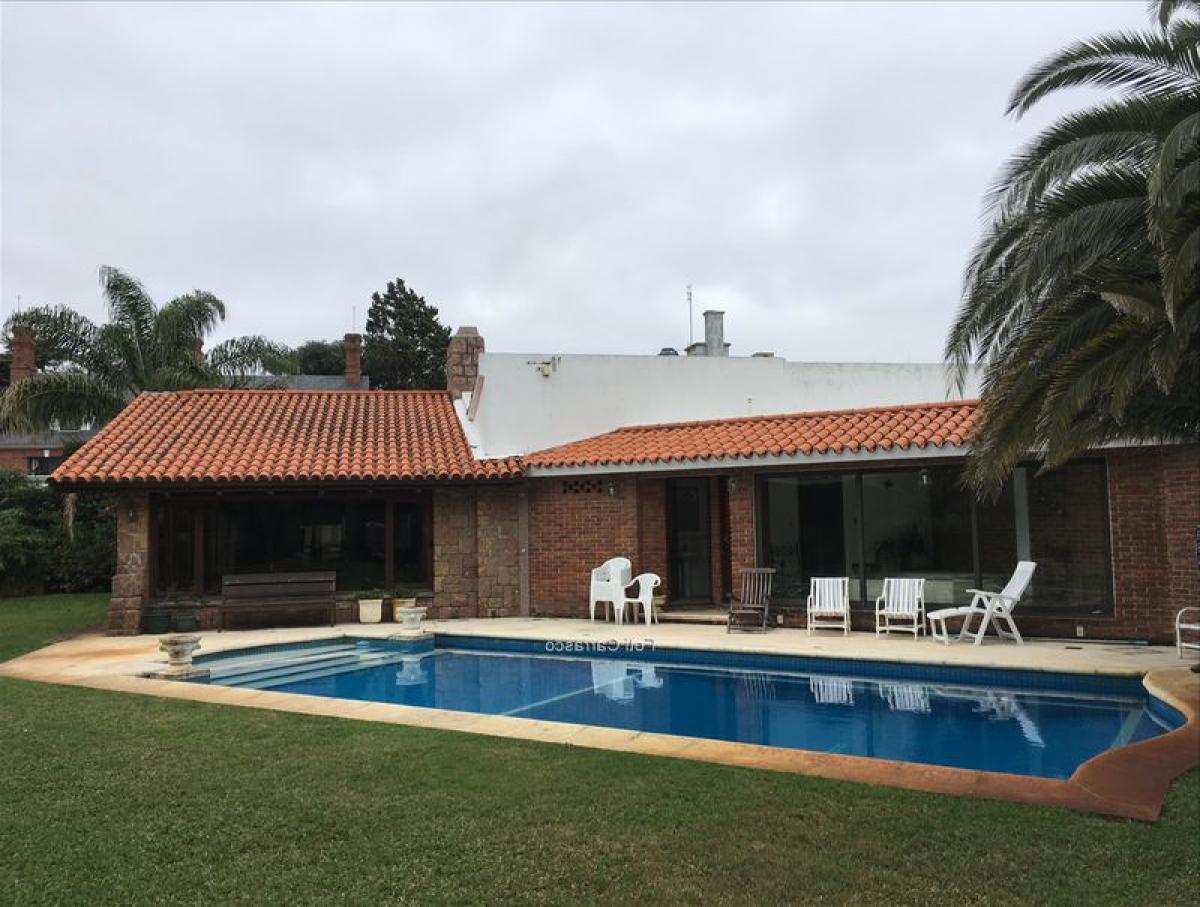 6 bedrooms House in Montevideo, Uruguay No. 12247