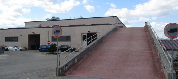 208m² Warehouse in Spoleto, Italy No. 256399 8