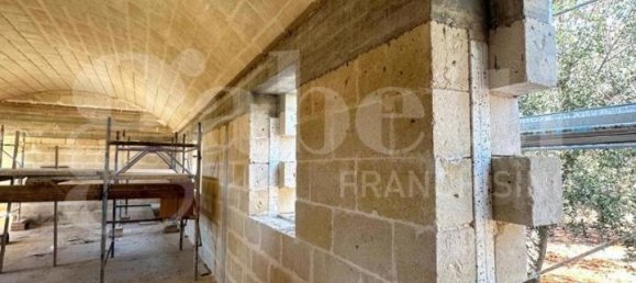 Вилла с 4 комнатами в Остуни, Италия № 80192 3