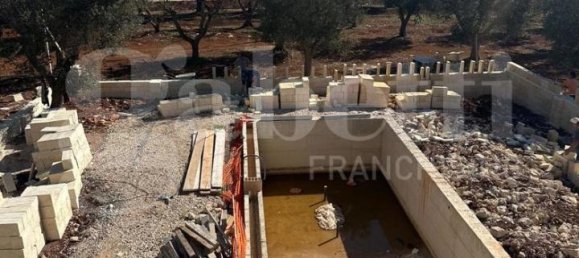 Вилла с 4 комнатами в Остуни, Италия № 80192 10