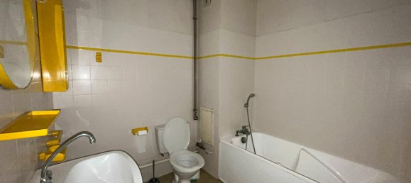 1 bedroom Apartment in Saint-Amand-Montrond, France No. 263557 4