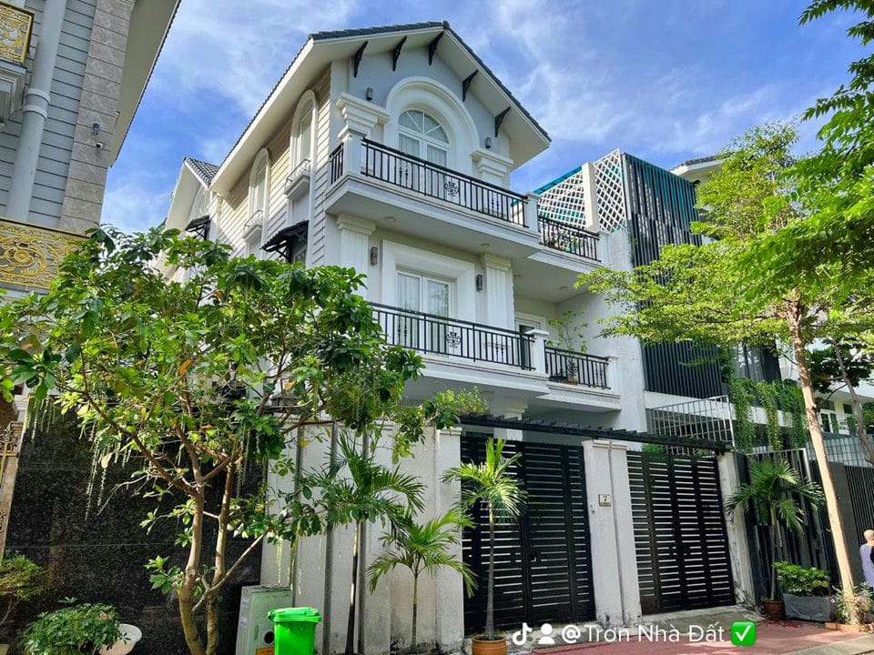 200m² Villa in District 7, Vietnam No. 7528