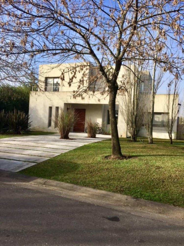 Casa de 3 dormitorios en Tigre, Argentina No. 91948