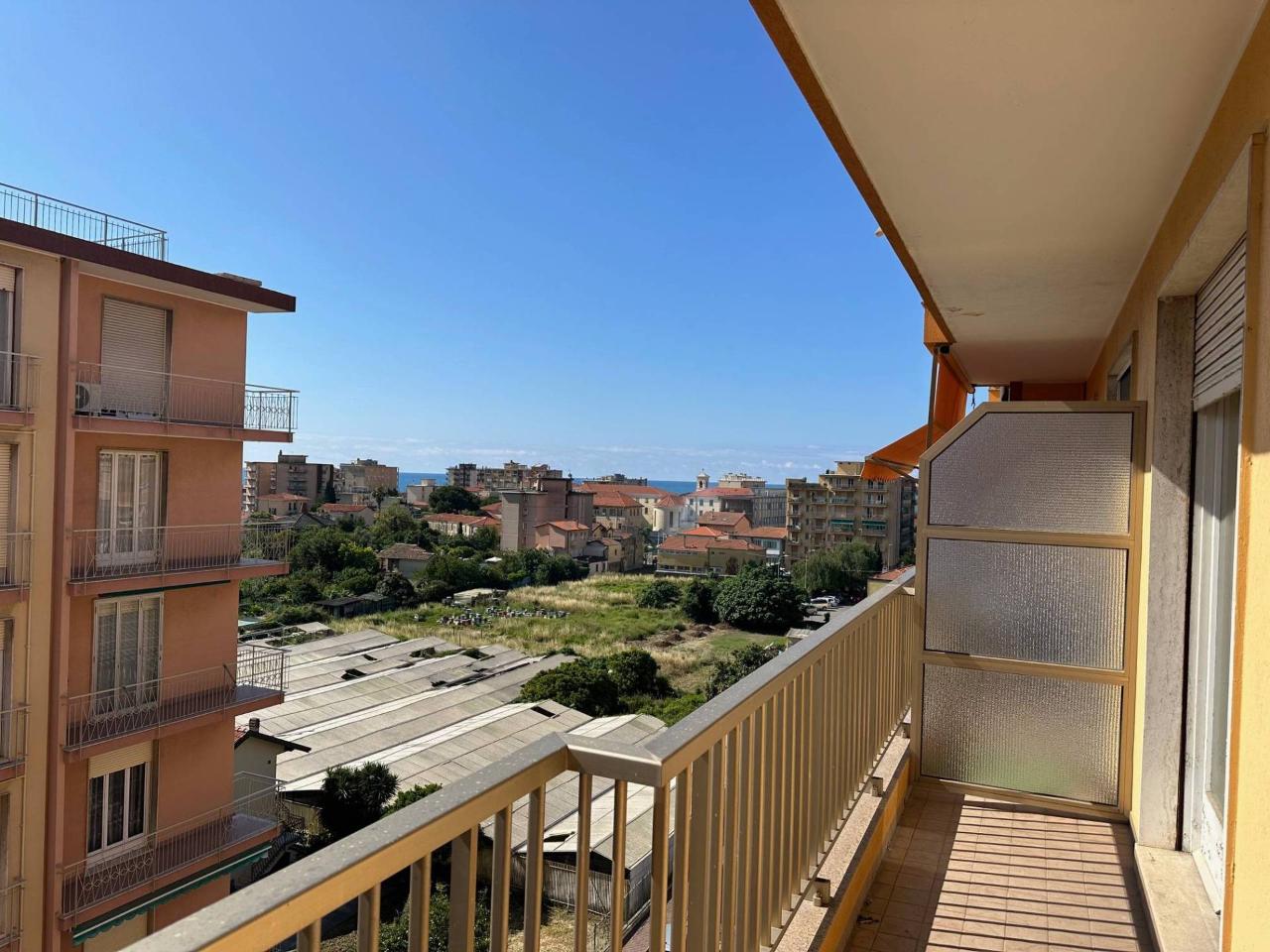 4 rooms Apartment in Vallecrosia, Italy No. 71009