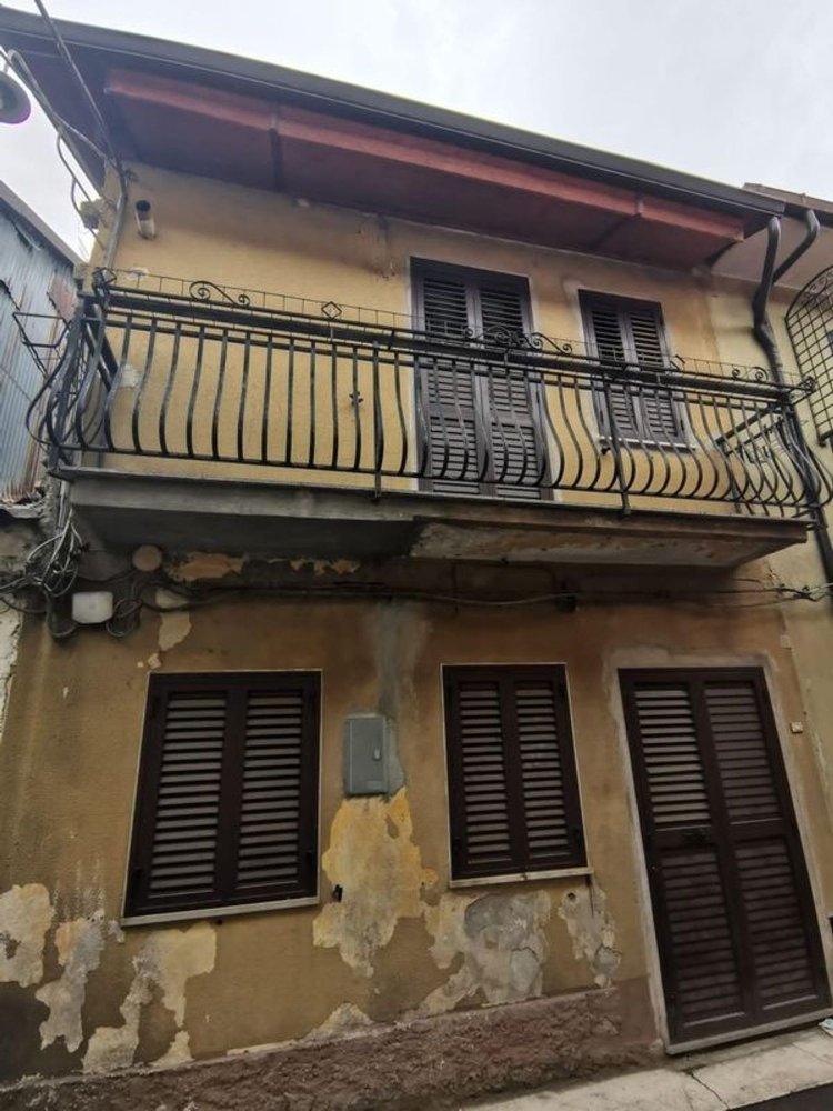 Casa de 4 dormitorios en Serra San Bruno, Italy No. 363102