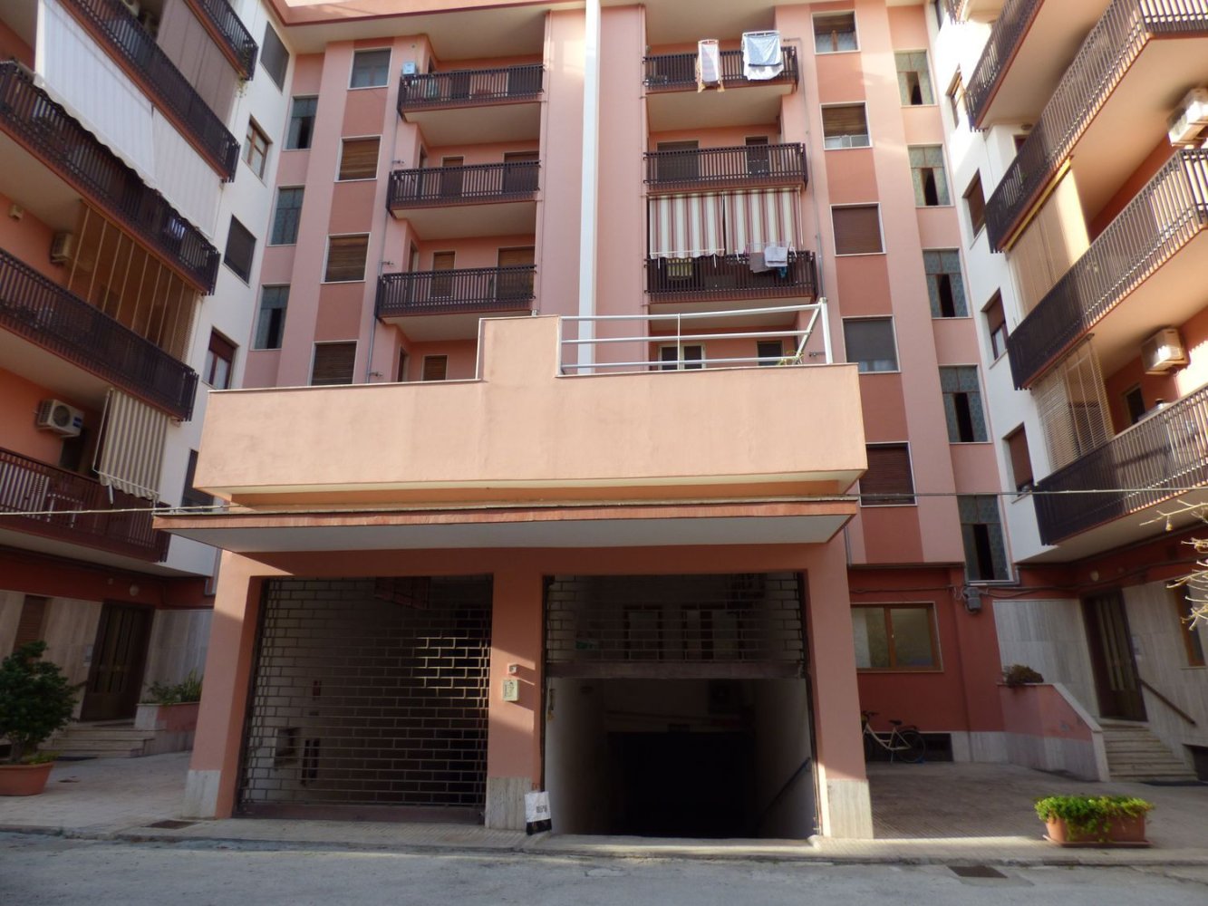 660m² Commercial property in Augusta, Italy No. 66605