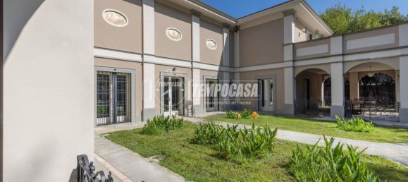 Villa de 4 dormitorios en Chiari, Italy No. 310265 2