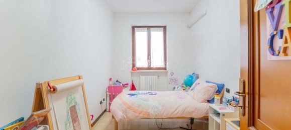 4 rooms House in Magenta, Italy No. 99959 7