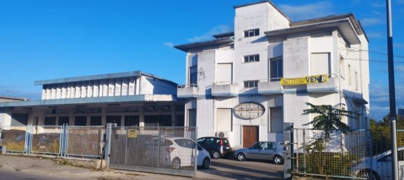 2400m² Commercial property in Spoltore, Italy No. 294498 2