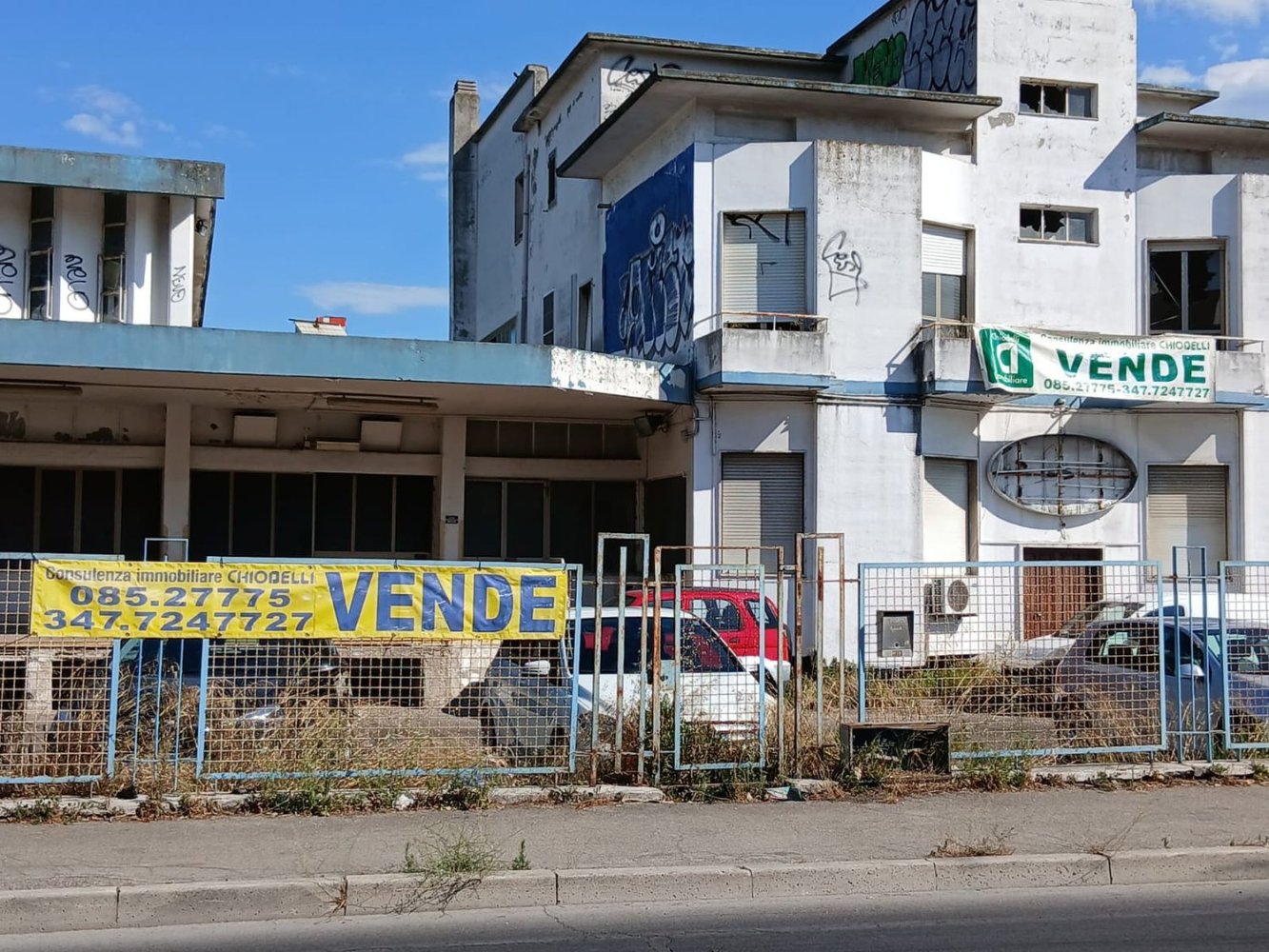 2400m² Commercial property in Spoltore, Italy No. 294498