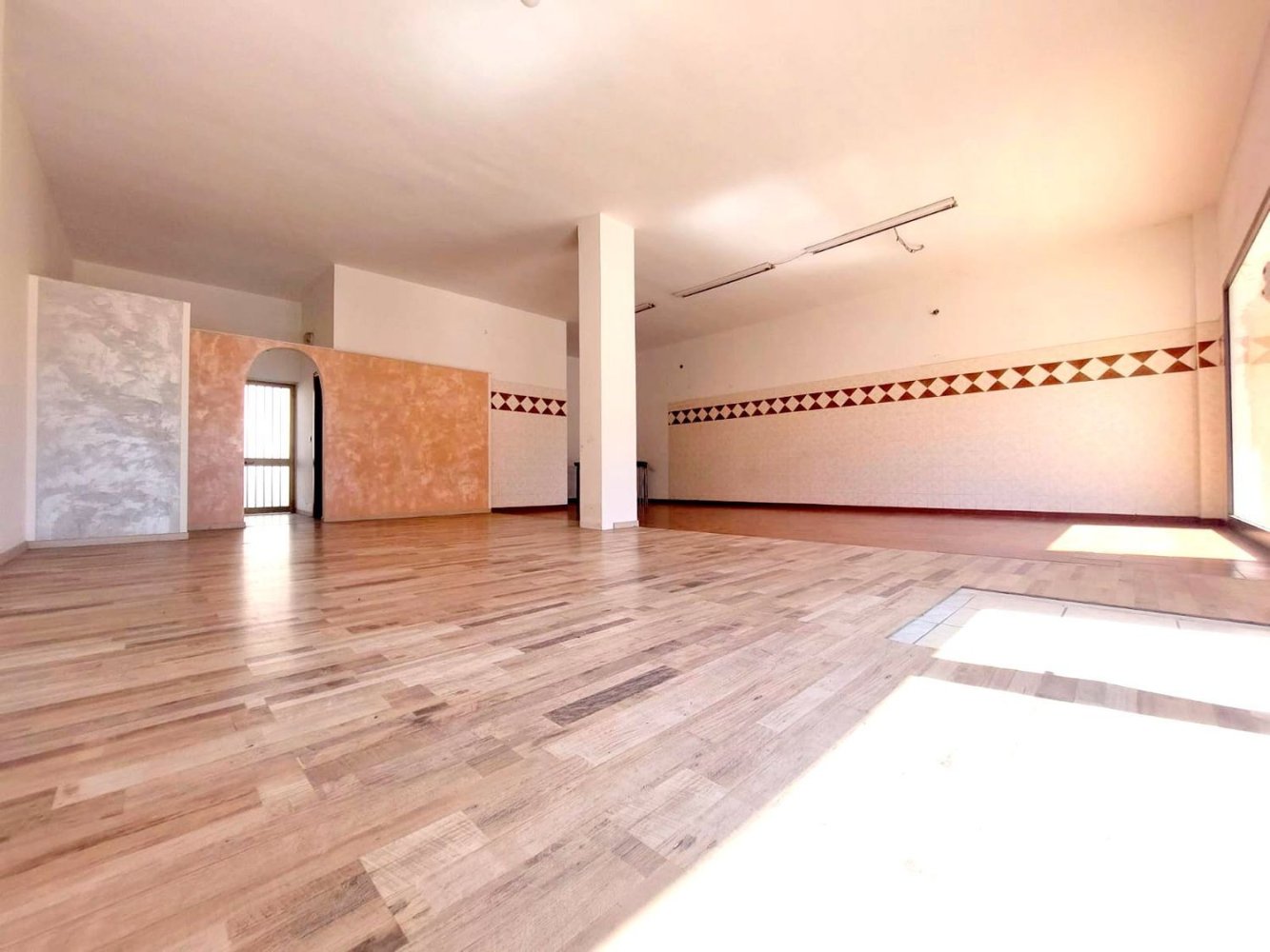  عقار تجاري في Tricase, Italy 230متر مربع رقم 131979