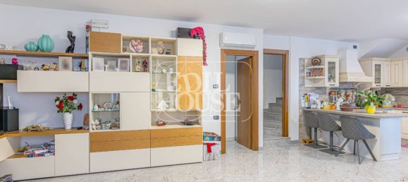 3 Schlafzimmer Haus in Como, Italy, Nr. 260675 20