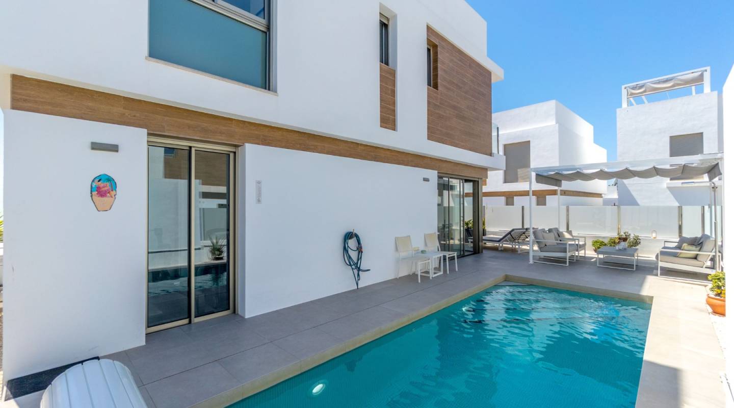 Villa de 4 dormitorios en Alicante, Spain No. 139933