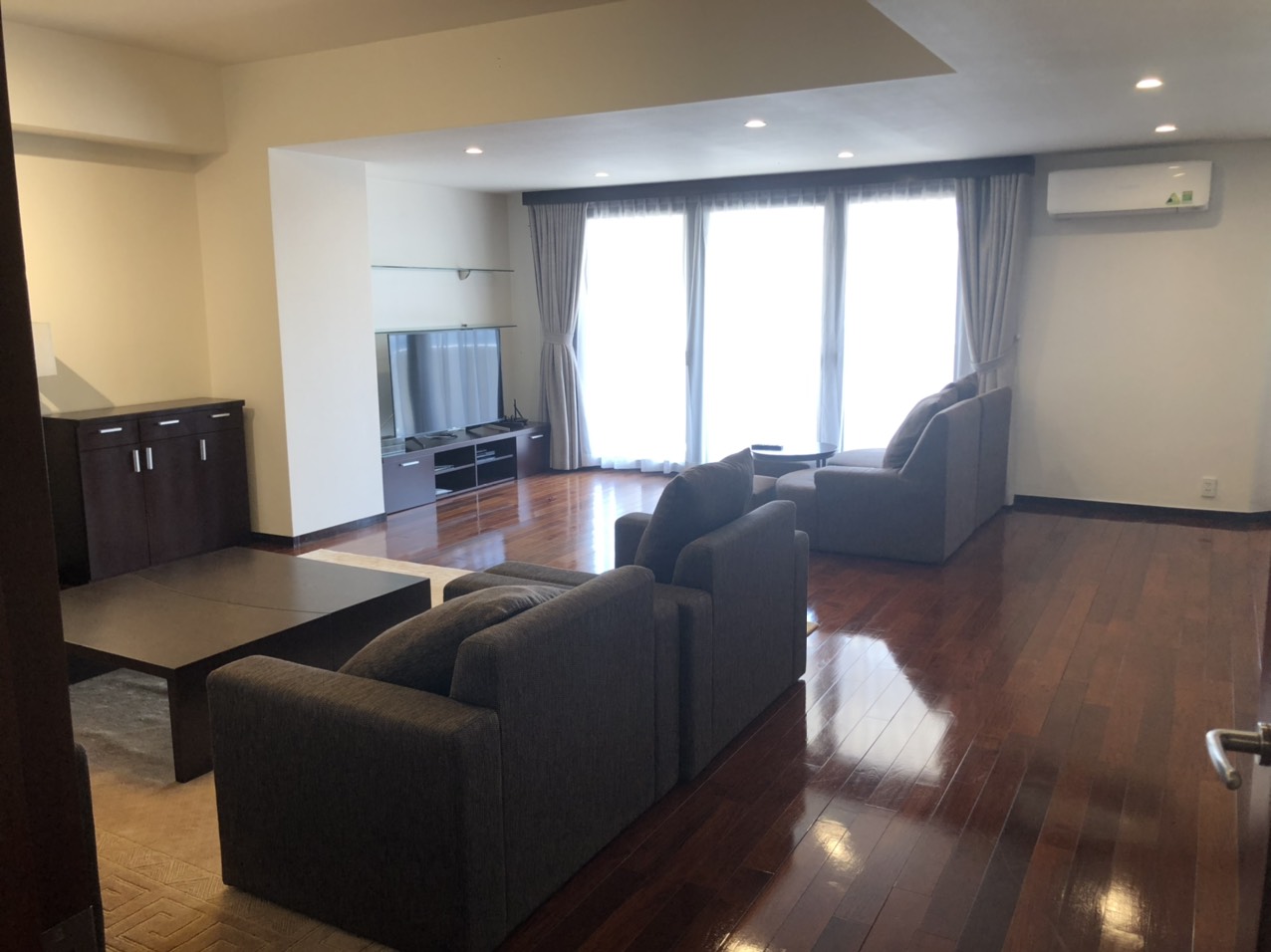 3 dormitorios apartamento en alquiler en Hoan Kiem, Ha Noi, Vietnam № 13643