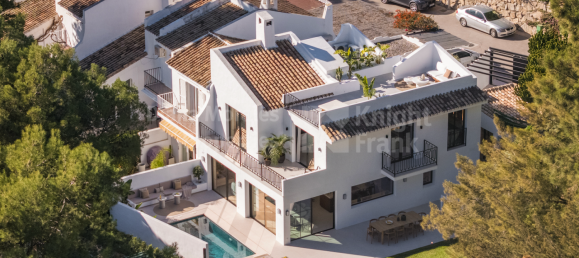 5 bedrooms Villa in Marbella, Spain No. 243582 3