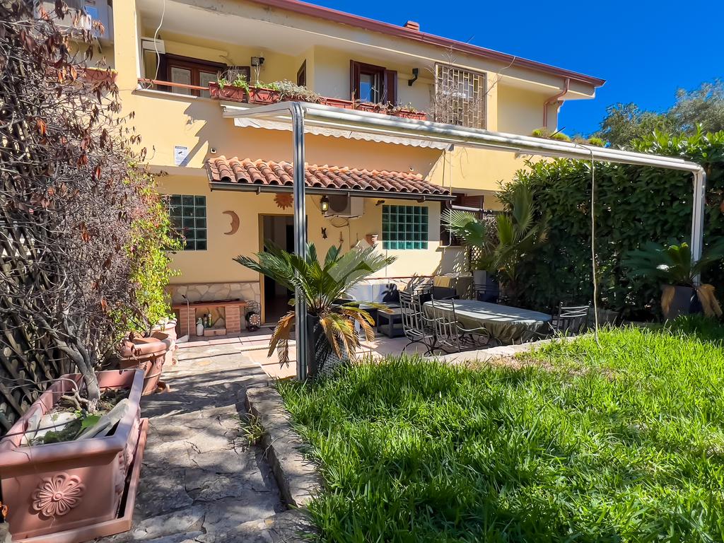 Вилла с 3 спальнями в Формия, Италия № 291925