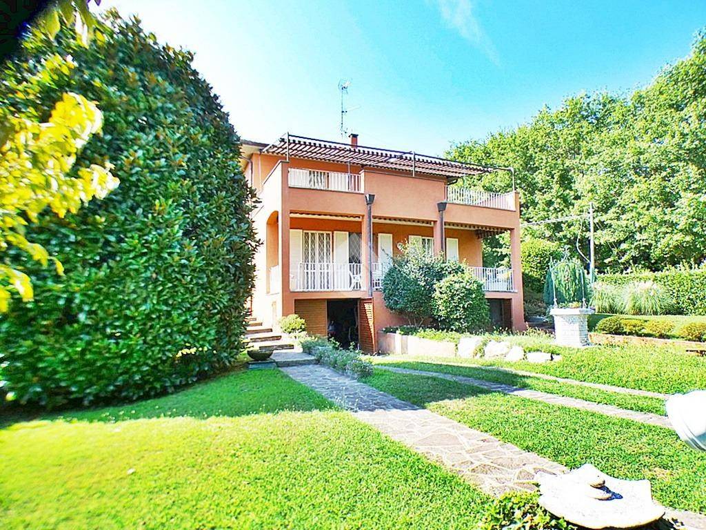4 bedrooms Villa in Ispra, Italy No. 92178