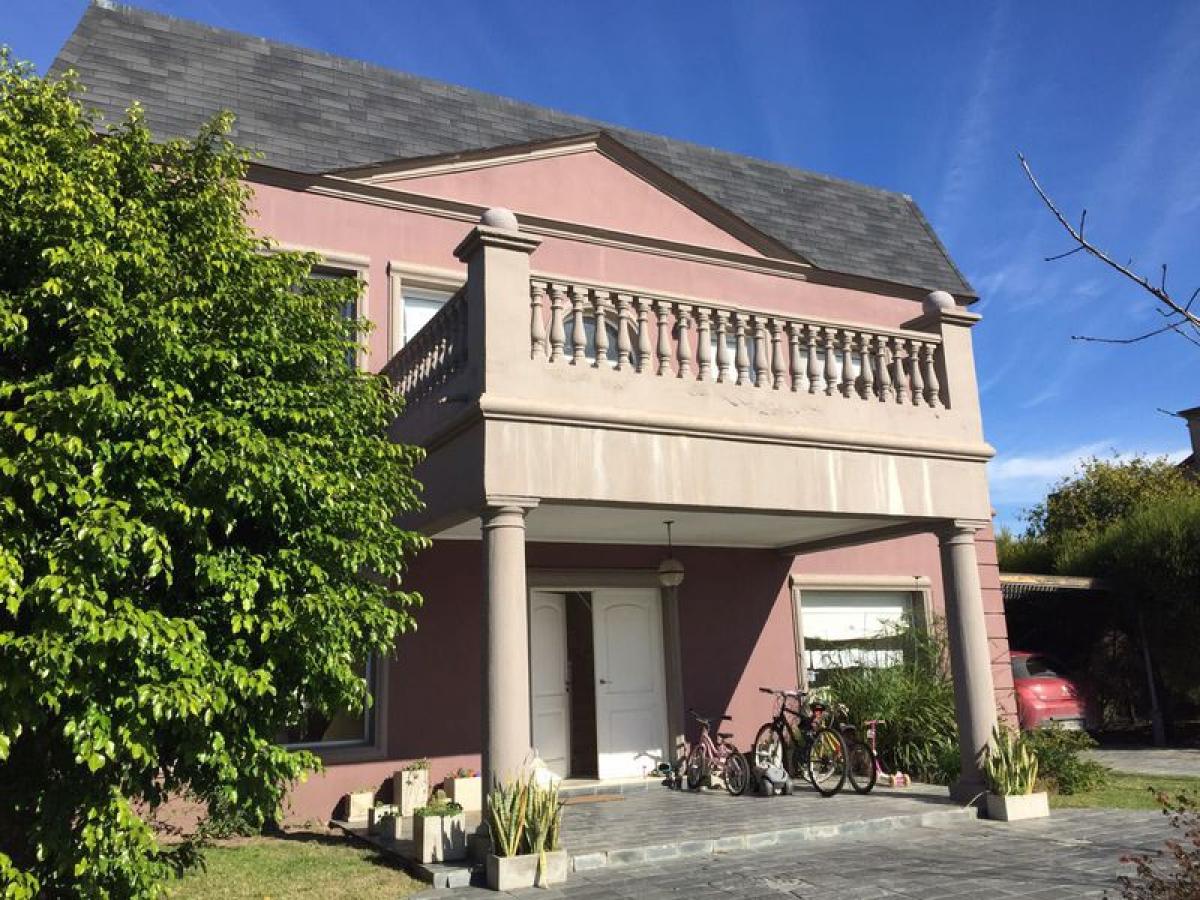 Casa de 3 dormitorios en Tigre, Argentina No. 1101