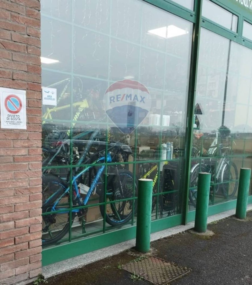 1 room Commercial property in Urago d'Oglio, Italy No. 58303