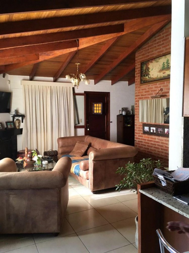 Casa de 4 dormitorios en Mar del Plata, Argentina No. 79954