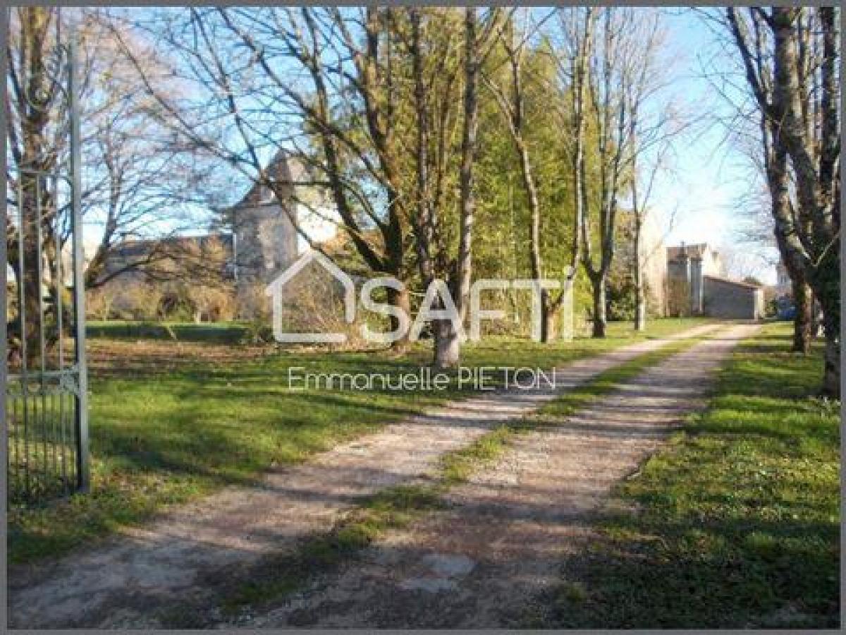 6 bedrooms House in Poitiers, France No. 27172