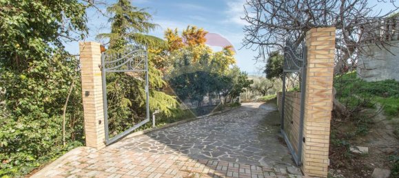 8-salle Villa à Città Sant'Angelo, Italy No. 68097 10