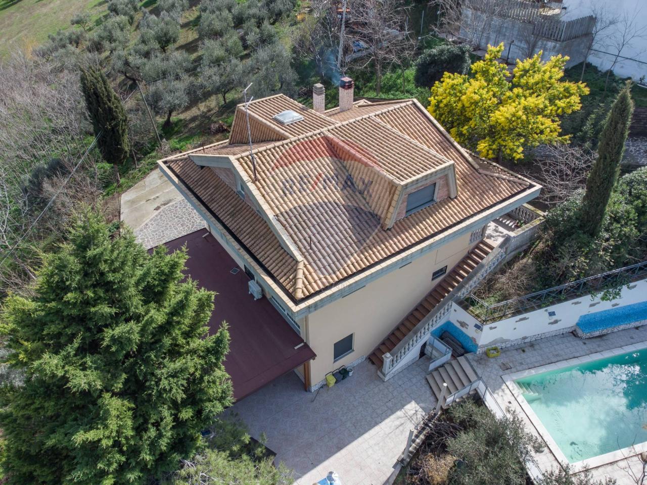 Villa de 8 habitaciónes en Città Sant'Angelo, Italy No. 68097