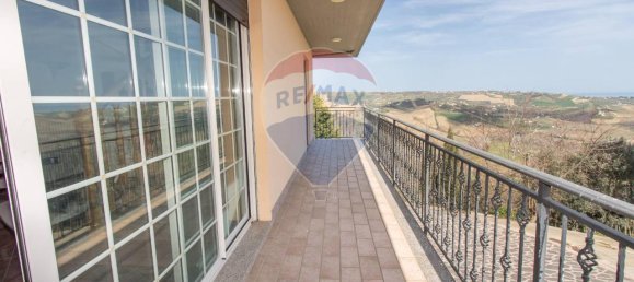 8-salle Villa à Città Sant'Angelo, Italy No. 68097 49