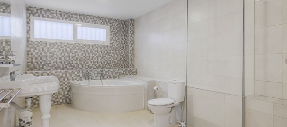 4 Schlafzimmer Villa in Estepona, Spain, Nr. 131317 13