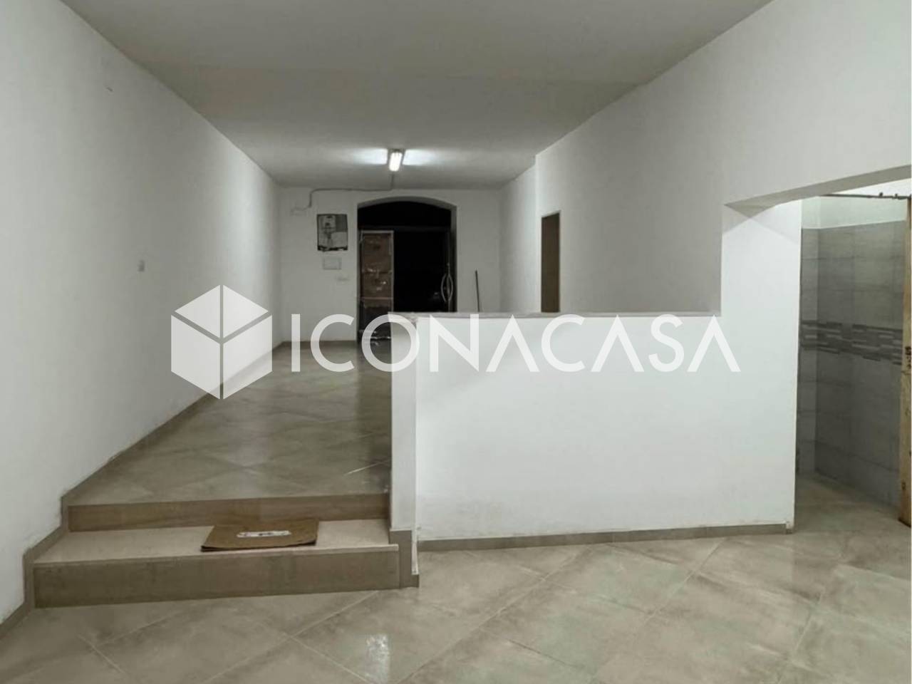 Imóvel comercial de 1 divisão em Bari, Italy N.º 23070