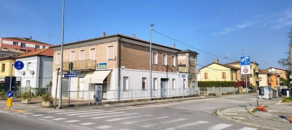 5 bedrooms Apartment in Ferrara, Italy No. 380736 3