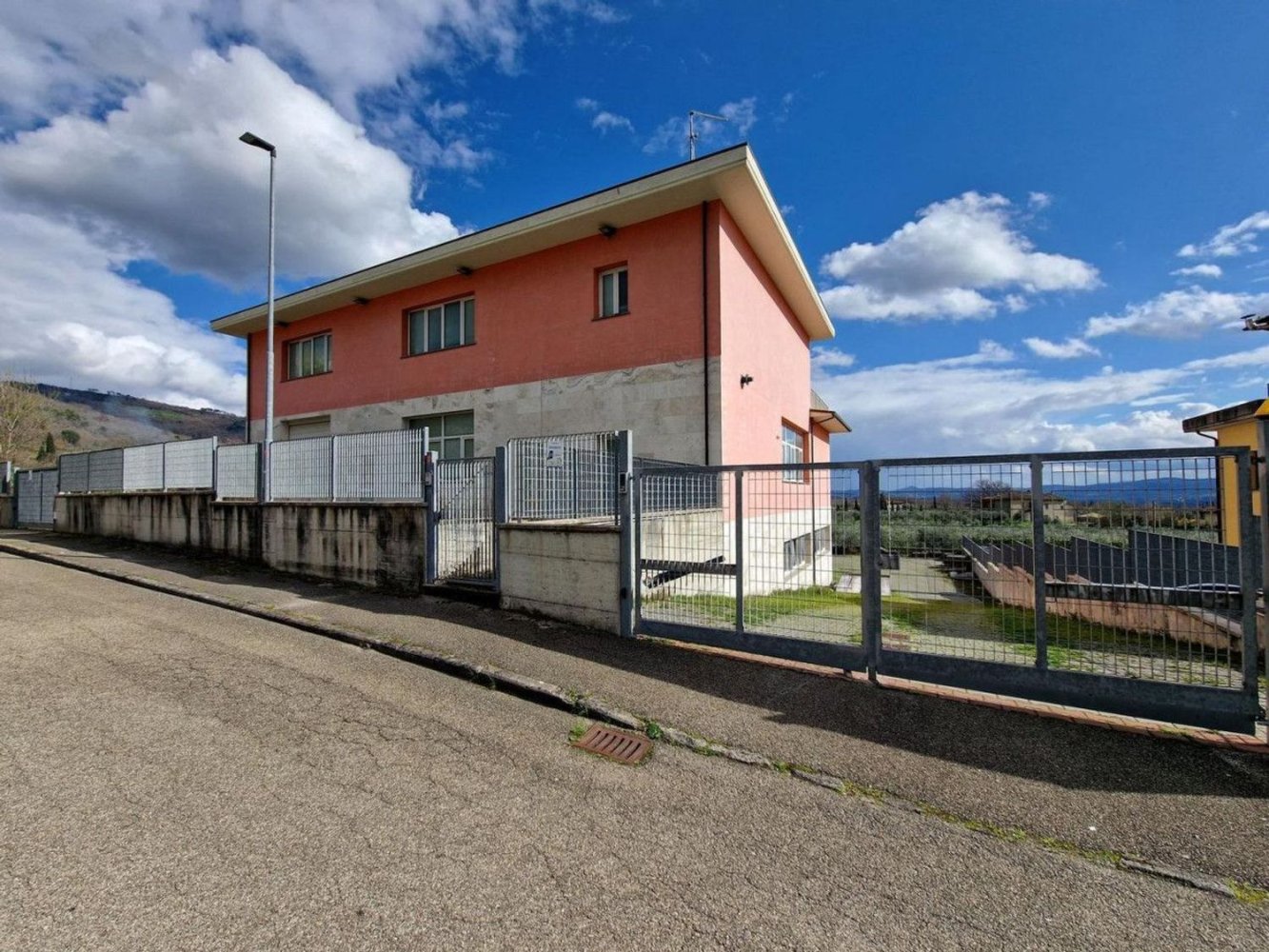 784m² Commercial property in Loro Ciuffenna, Italy No. 371554