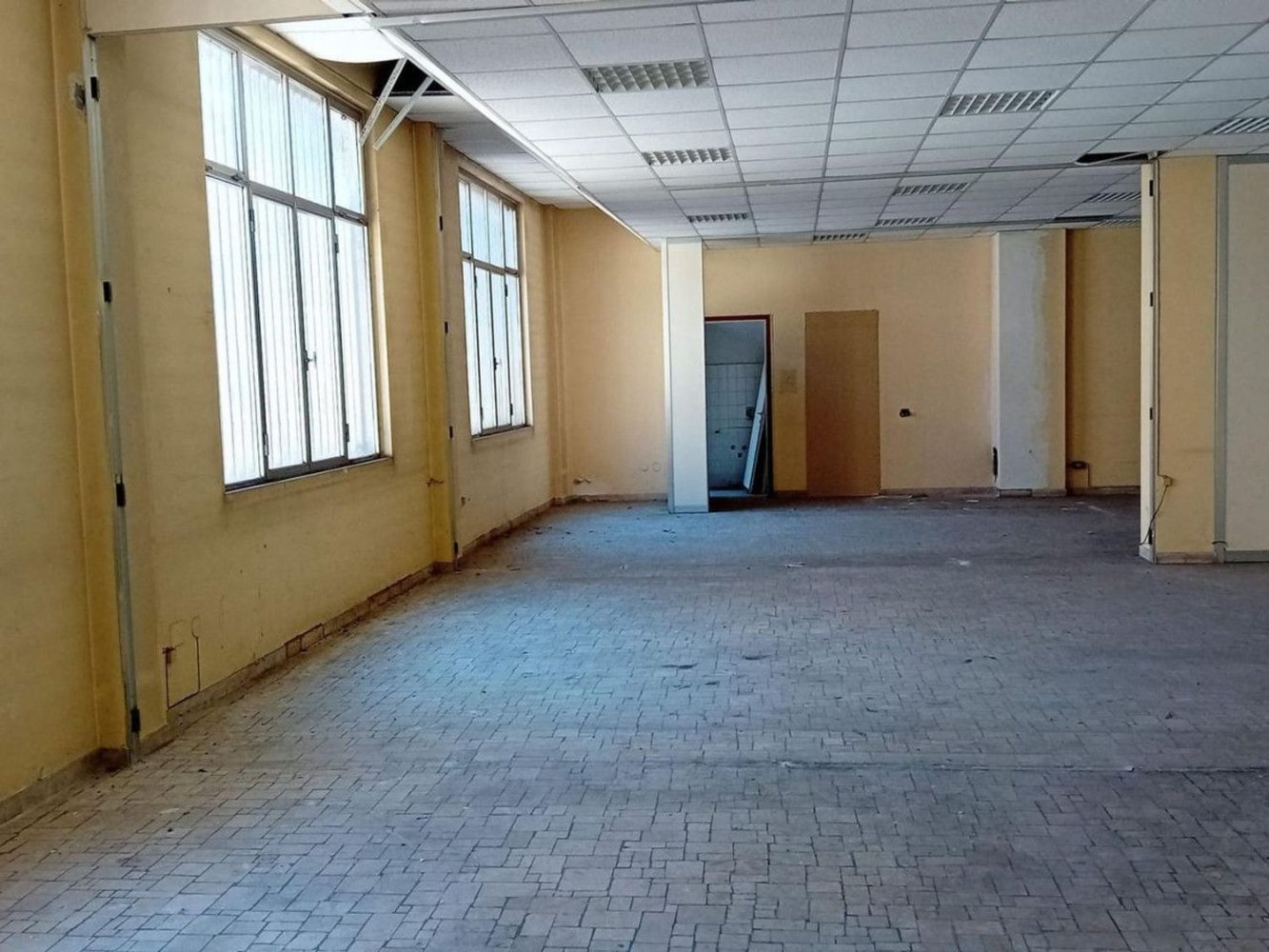 810m² Commercial property in Varese, Italy No. 383534