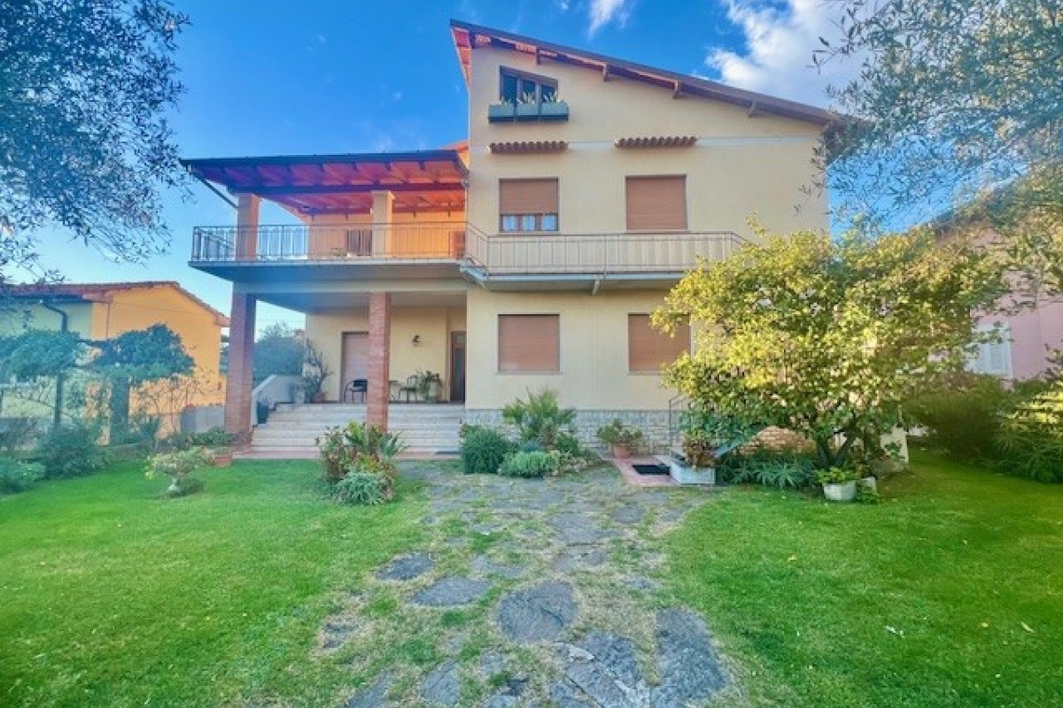 6 bedrooms Villa in Seravezza, Italy No. 46411