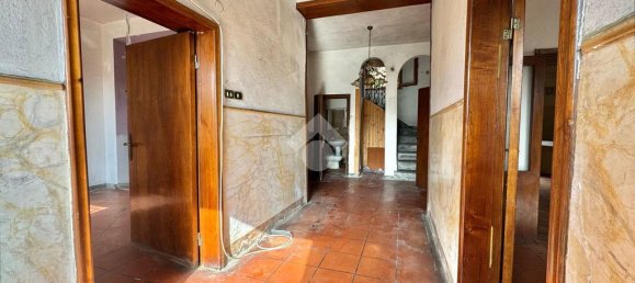 5 bedrooms House in Carmignano, Italy No. 102737 3