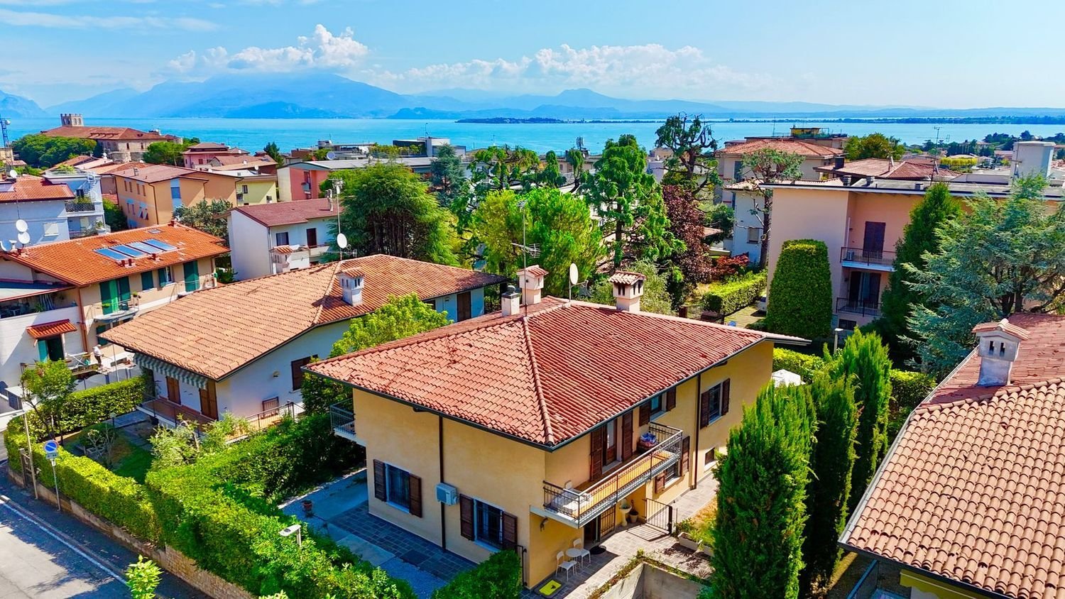 Вилла с 8 комнатами в Дезенцано дель Гарда, Италия № 282393