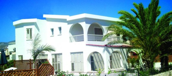4 bedrooms Villa in Paphos, Cyprus No. 1663 3
