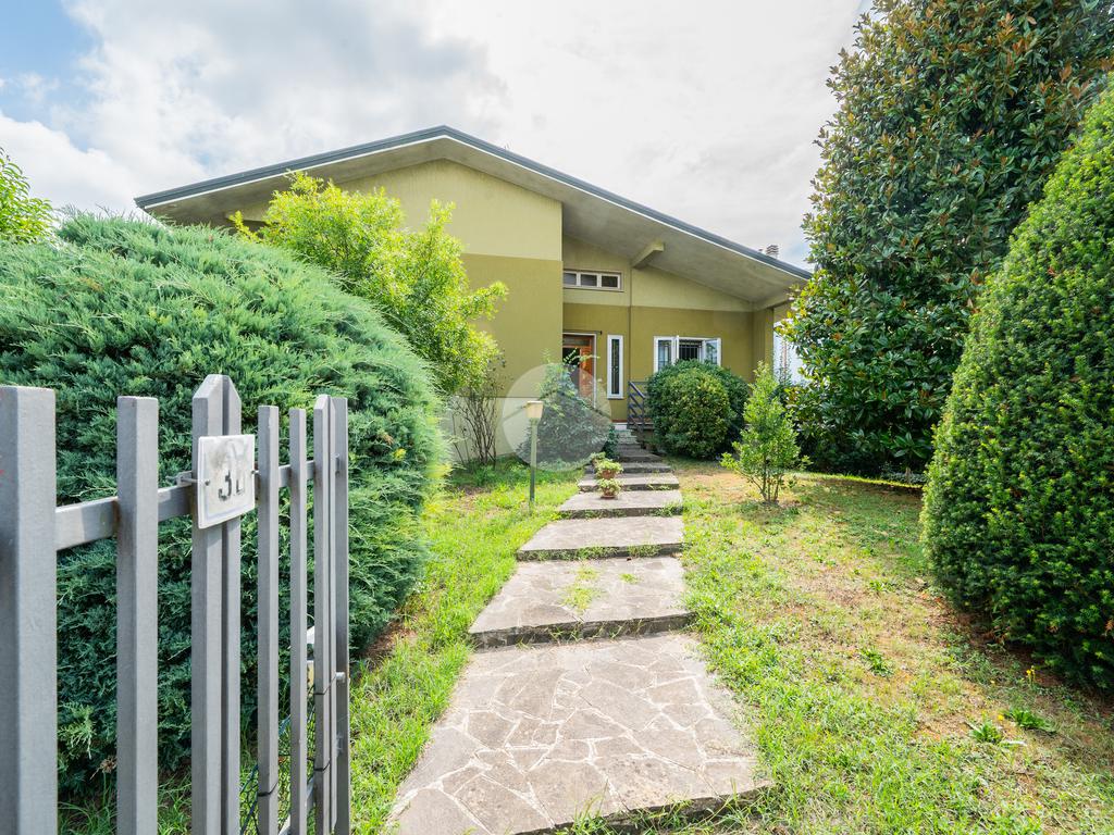 3 bedrooms Villa in Curtatone, Italy No. 340364