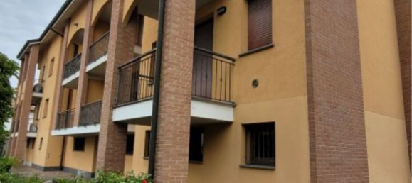 3 rooms Apartment in Bressana Bottarone, Italy No. 332693 3