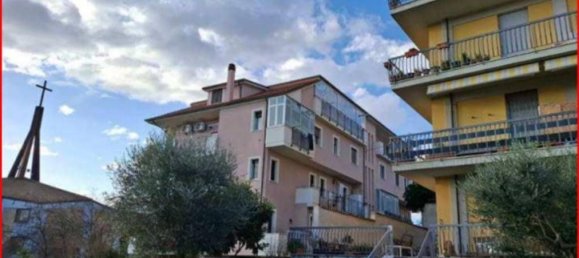 5 rooms Apartment in Monsampolo del Tronto, Italy No. 290340 3