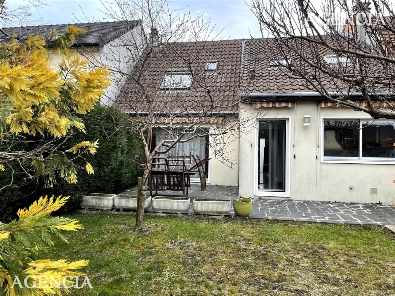 Casa de 3 dormitorios en Pontault-Combault, France No. 134372