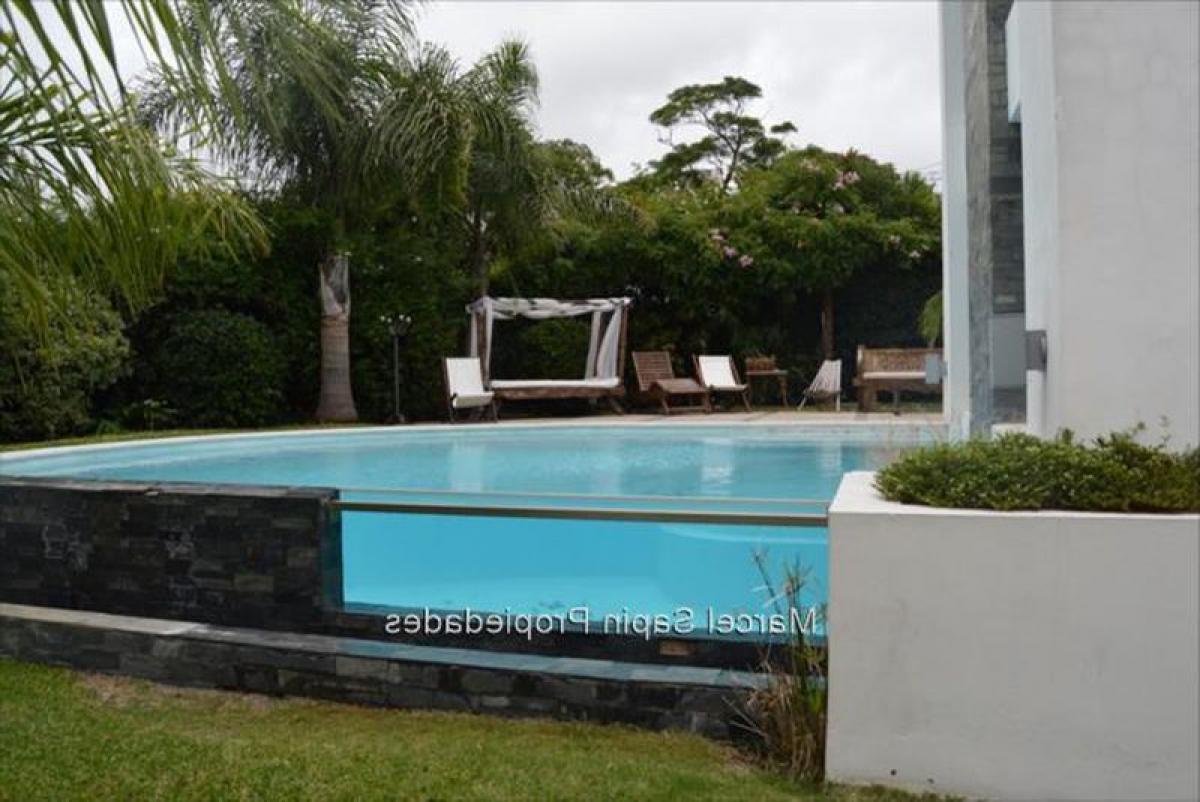 Дом с 4 спальнями в Монтевидео, Уругвай № 3014