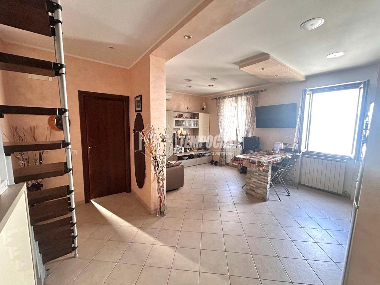 3 rooms Apartment in Rome, Italy No. 14628